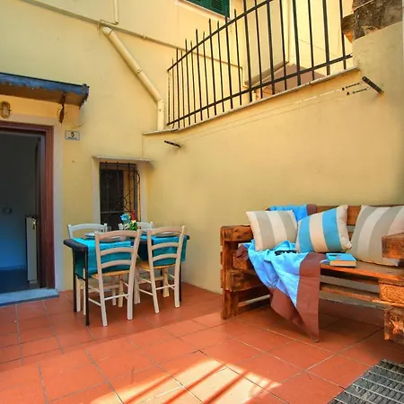 Casa A 2 Passi Dal Mare Con Patio Privato Nyaraló *